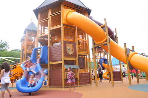 Looney Tunes Adventure Camp is an interactive play structure where kids can climb, slide and discover fun surprises!