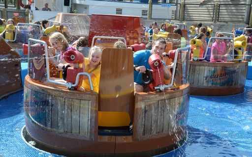 Six Flags St. Louis&#39; New Tsunami Soaker Delivers a Spinning, Spraying Water Adventure