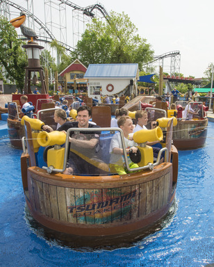 Six Flags St. Louis&#39; New Tsunami Soaker Delivers a Spinning, Spraying Water Adventure