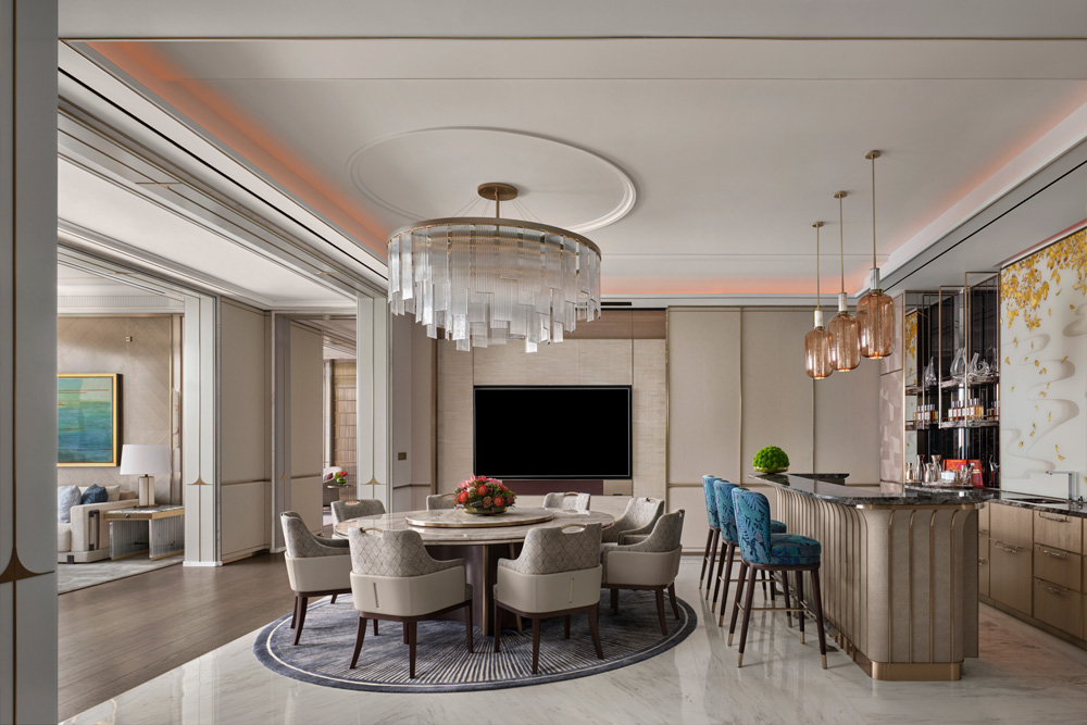 A magnificent suite with both views of the city and the sea