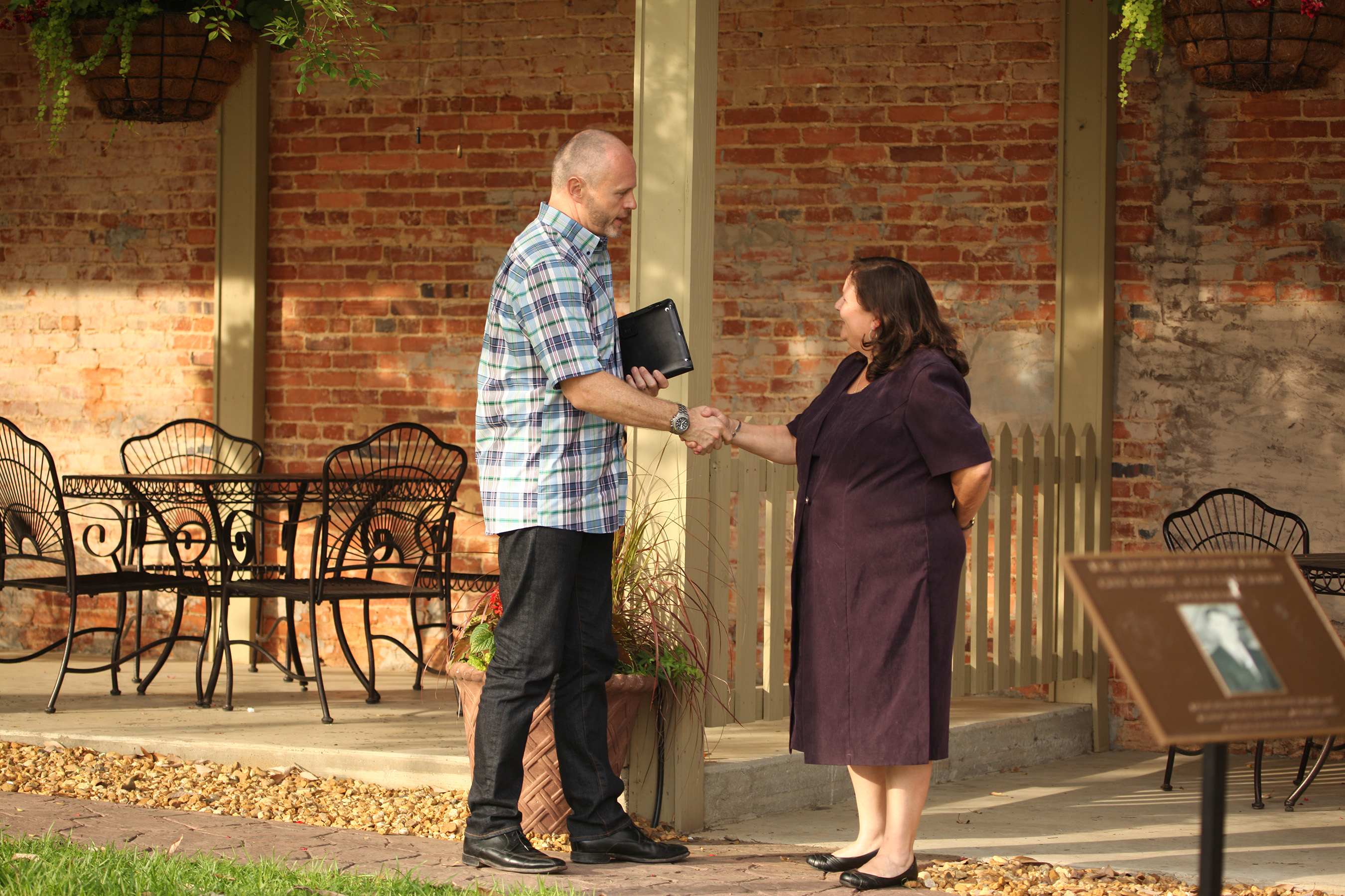 Resort Rescue: Perry, GA, New Perry Hotel – Host Shane Green greets Pattyn Johnson, owner