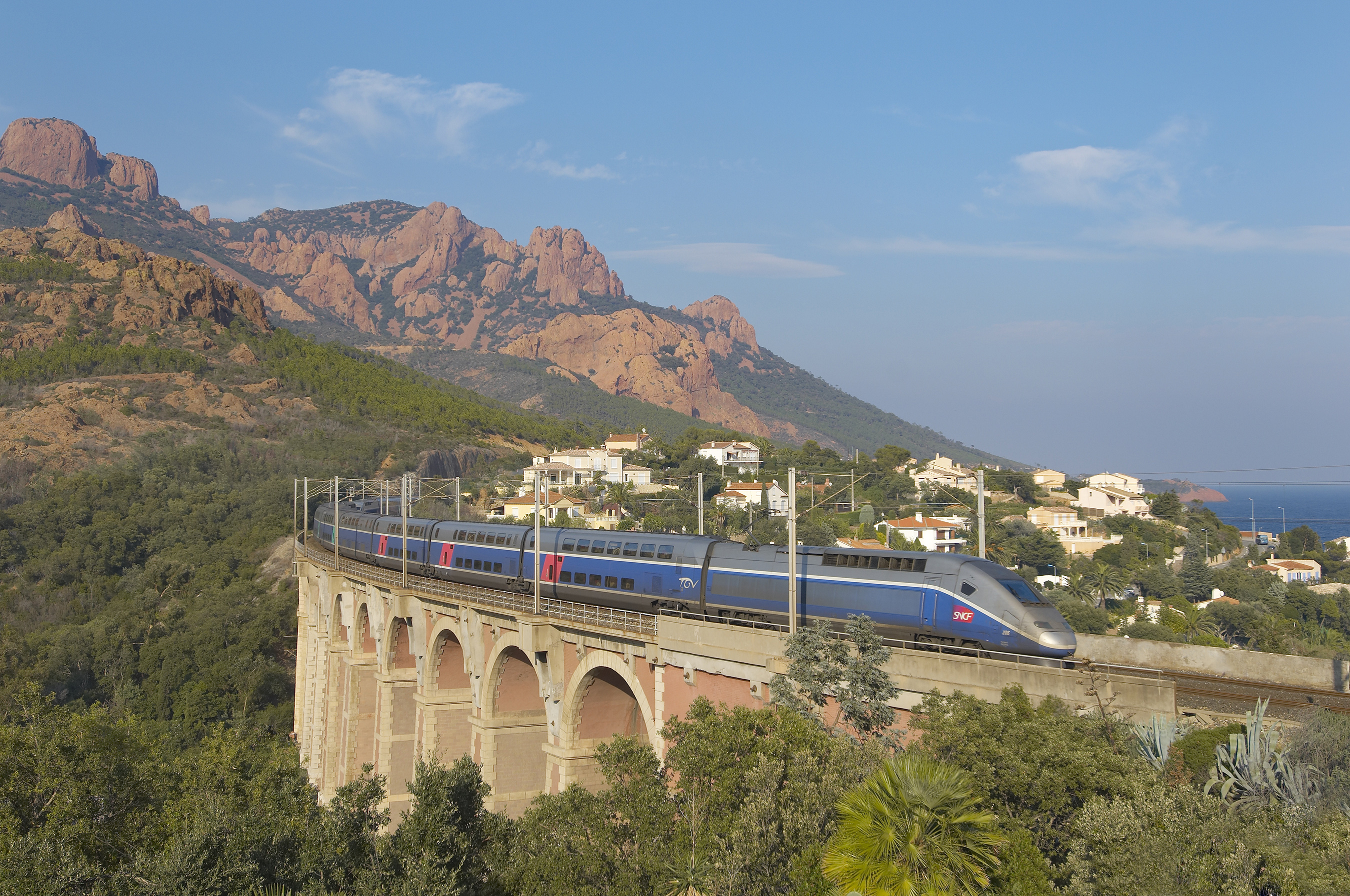 High speed train journeying along French Riviera © SNCF Médiathèque – Sylvain Cambon