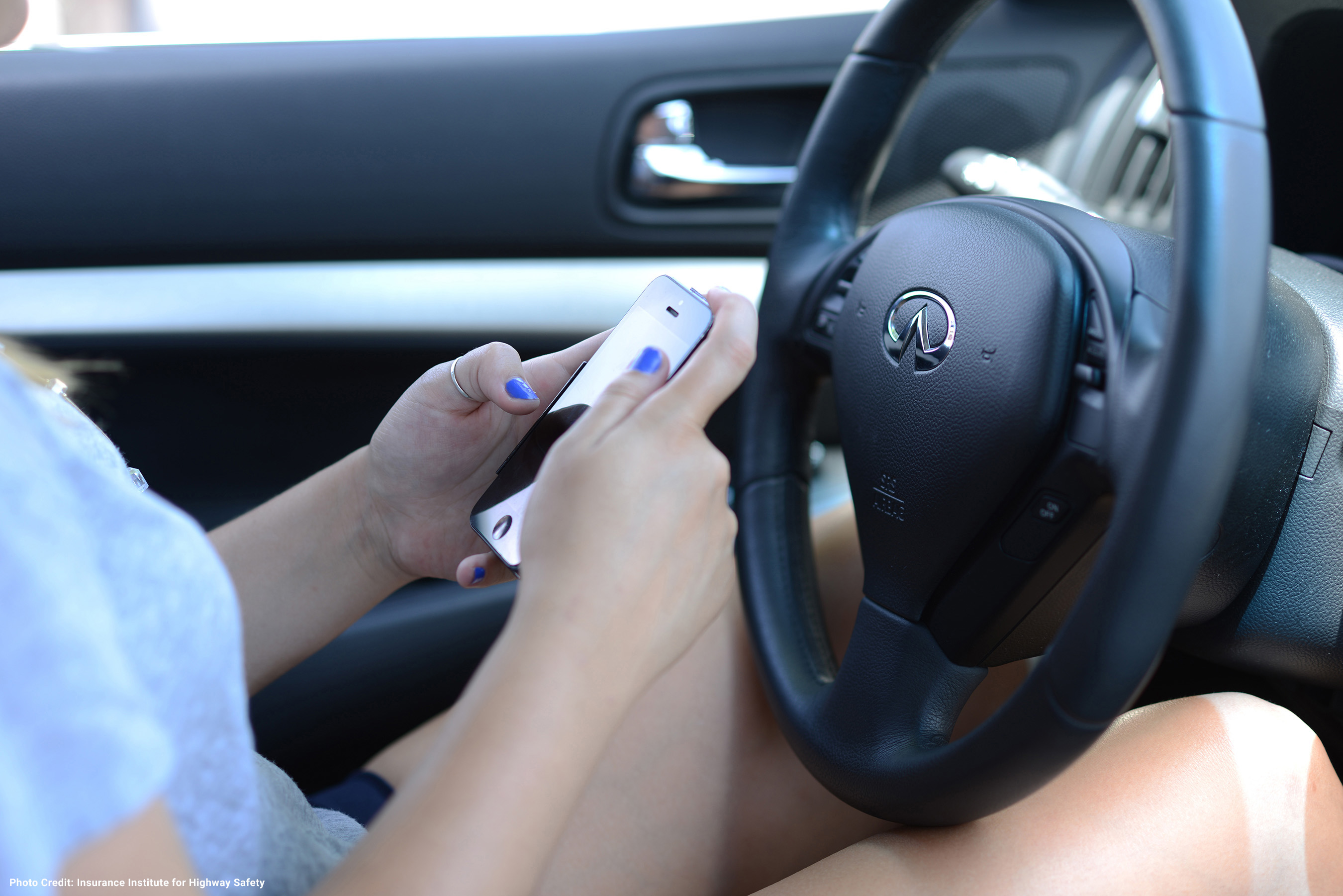 A new survey from State Farm reveals that almost all teen drivers know that texting behind the wheel is distracting, but 44% do it anyway.