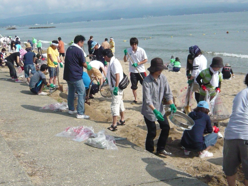 On July 6, 2014, Takaoka Plant employees clean up Matsudaehama beach on the Sea of Japan. 