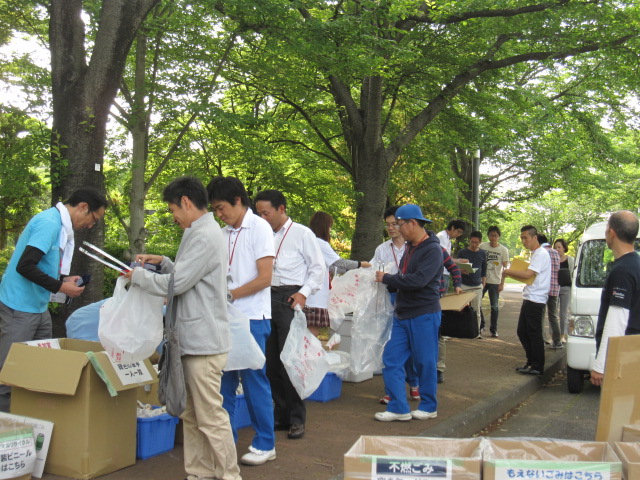 Tsukuba Research Center and Tsukuba Biotechnology Research Center held a joint community clean-up event. on May 23, 2014. 
