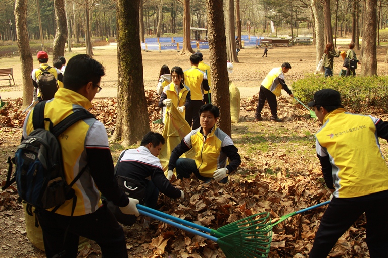 Astellas Pharma Korea employees clean up Yangjae Citizens’ Park on April 1, 2014 
