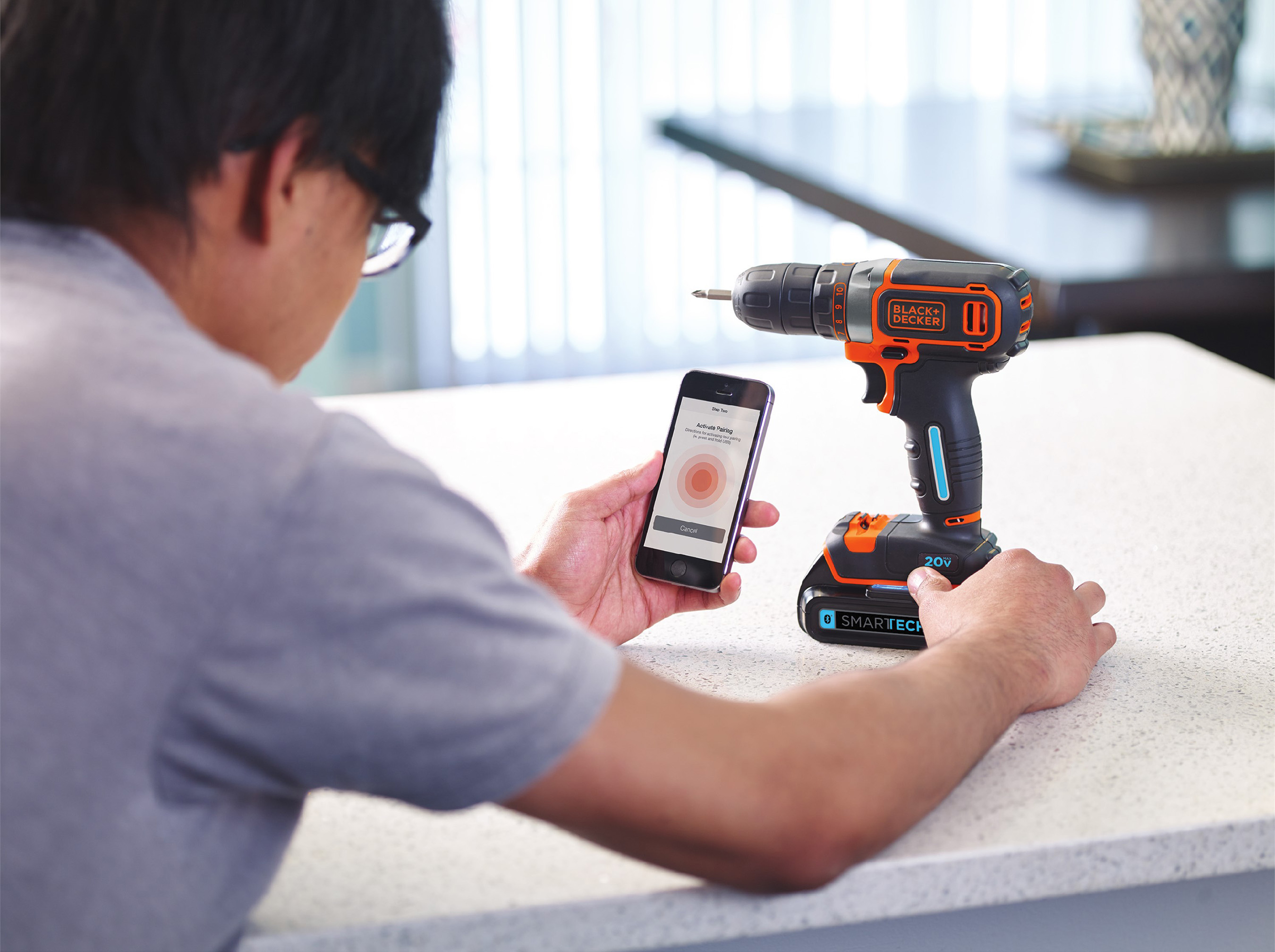 The free BLACK+DECKER™ Mobile App has three components: My Products, Messages, and Projects. Combined with the new SMARTECH™ Battery USB charging feature, the app and batteries connect tools with technology to enhance the DIY experience.