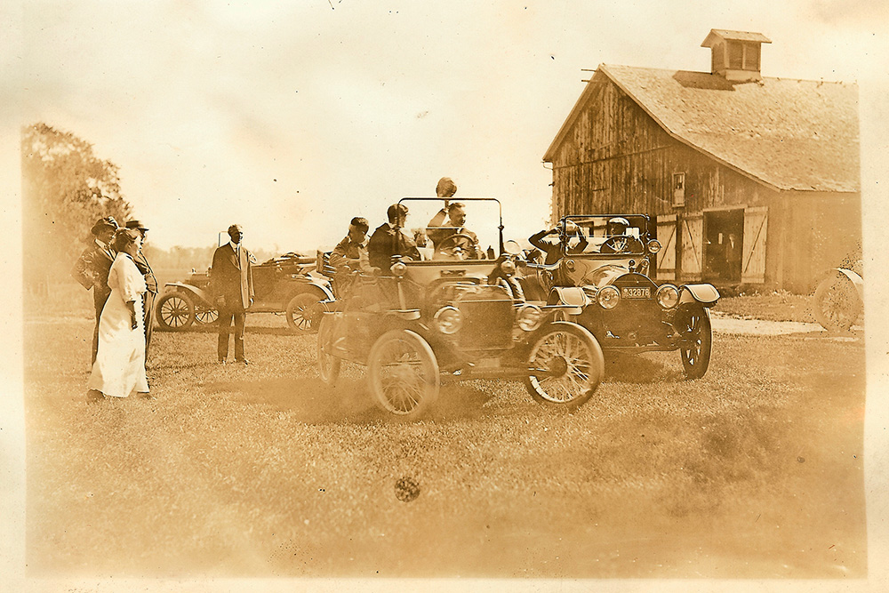 The departure moment from the Ford Farm. Clara B. Ford, Henry Ford, Horace J. Caulkins Jr., Thomas C. Whitehead, Edsel B. Ford, Robert T. Gray and Herbert V. Book. (Photo AACA Library/Historic Vehicle Association)