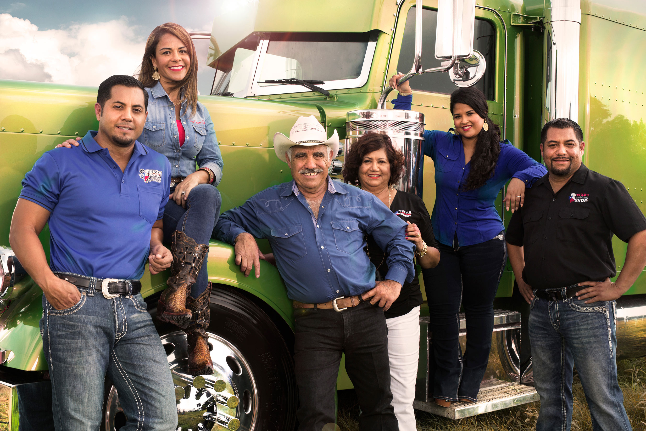 The Mendez family, protagonists of Discovery en Espanol's original series Texas Trocas.
