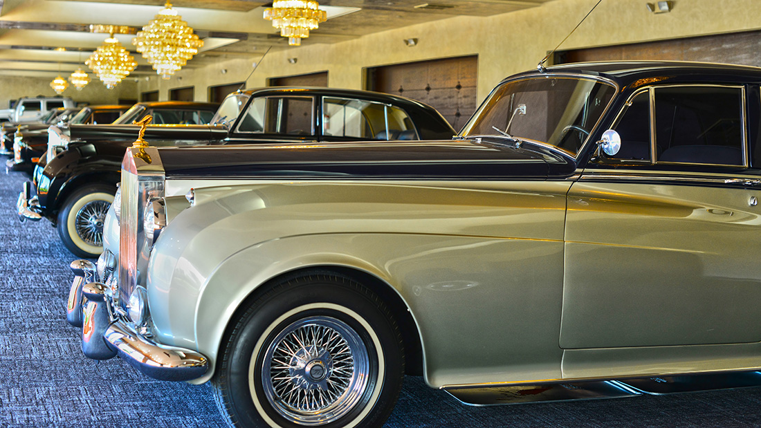 Wayne Newton owns a variety of classic cars, which are on display at Casa de Shenandoah and include Rolls-Royces that were owned by Johnny Cash, Steve McQueen, Liberace and Bill Harrah.