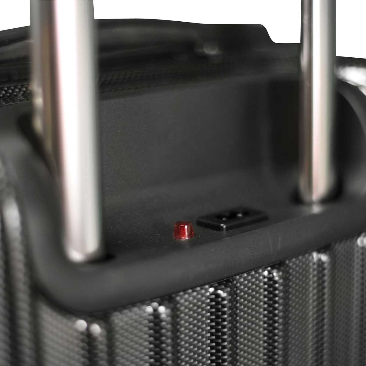 Designed with strength in mind, ThermalStrike luggage Is equipped with a toughened telescopic aluminum handle, reinforced corner guards and an integrated TSA approved lock.
