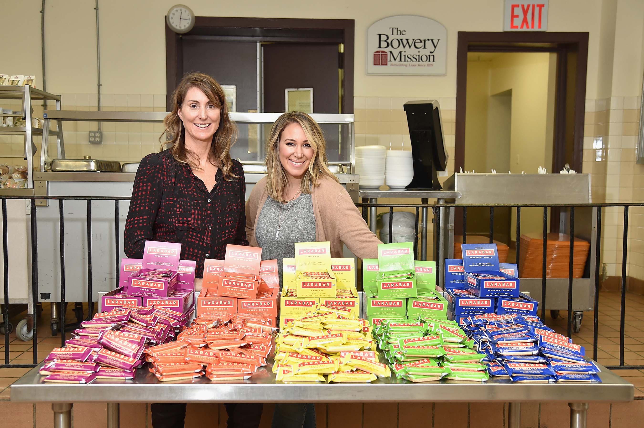 Larabar founder, Lara Merriken (L) and actress Haylie Duff share real food with The Bowery Mission beneficiaries in New York City on January 26, 2016 (Photo by Michael Loccisano/Getty Images for Larabar)