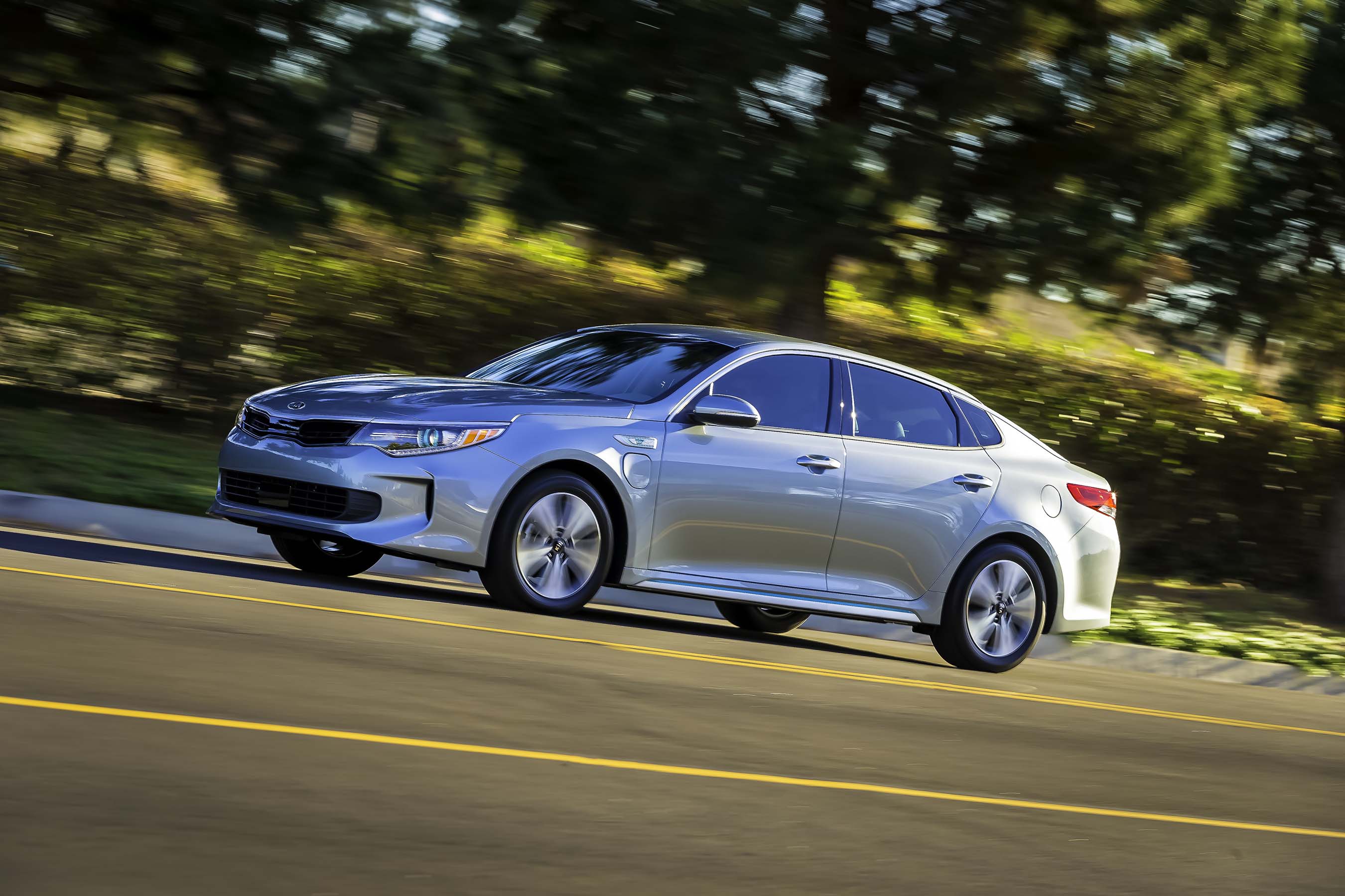 Kia Optima PHEV includes a powerful hybrid engine, robust telematics system, and exterior design enhancements; all combine to deliver a superior hybrid driving experience.