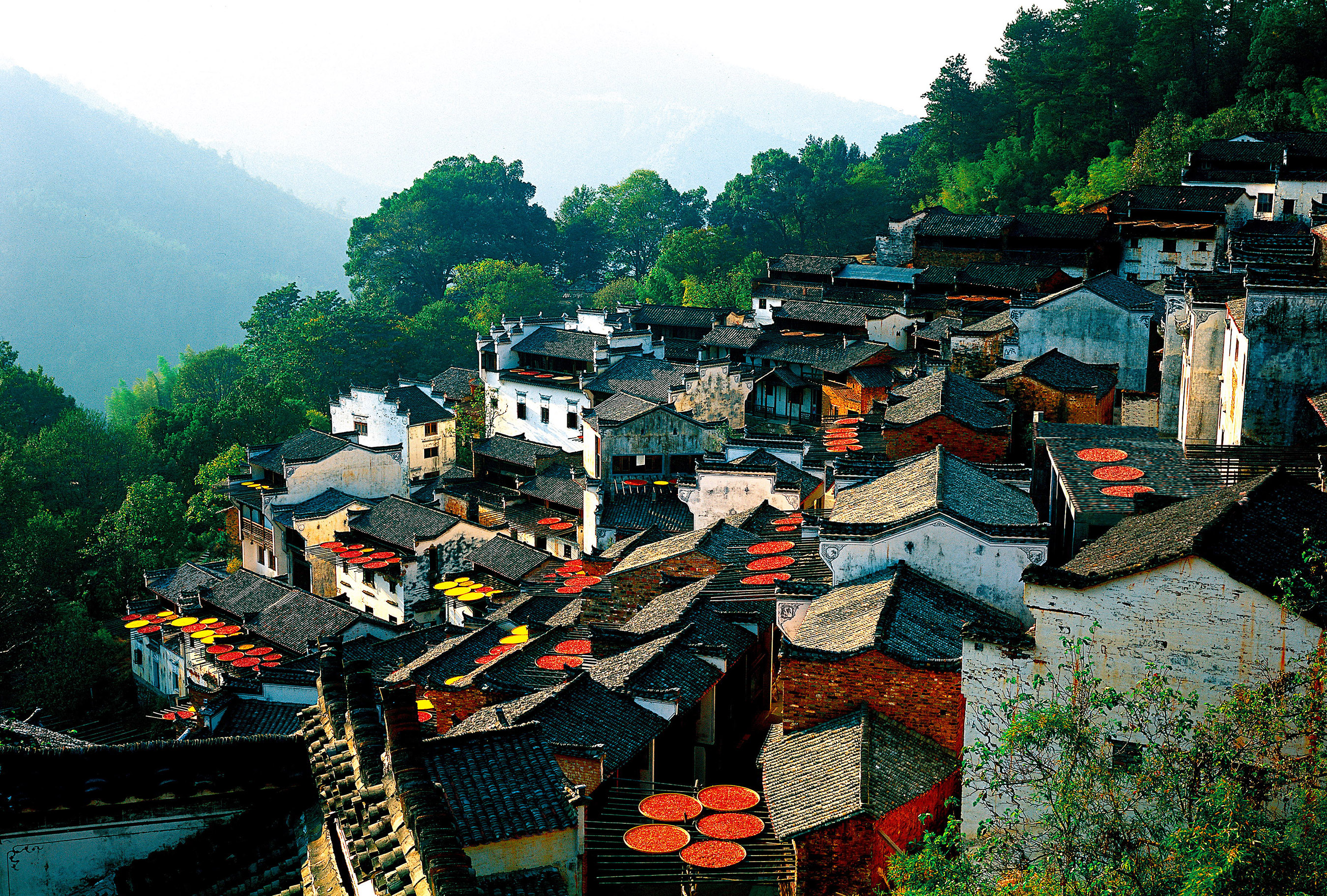 Huangling village has preserved and maintained the ancient Hui-style architectures with a history of more than 500 years