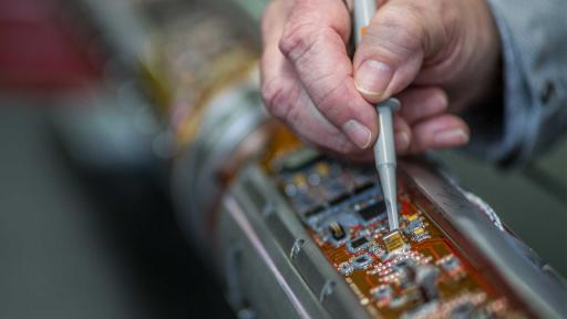 An electronic control system confirms the toolface orientation with high-speed data sampling.