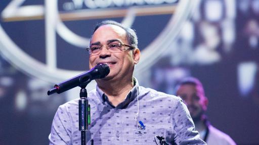 Gilberto Santa Rosa performing