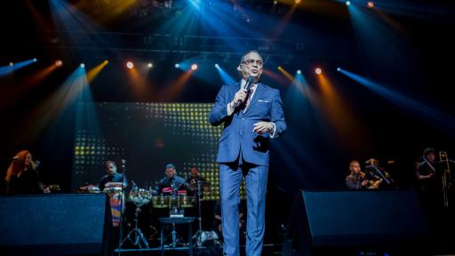 Gilberto Santa Rosa performing