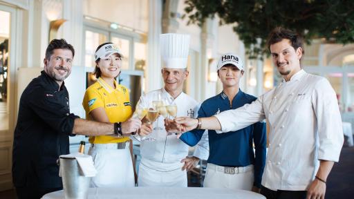 Chefs Patrice Vander, Christopher Crell and Juan Arbelaez with two leading golfers Park Sung-hyun and Chun In-gee ©Lewis Joly