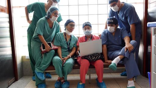 Eye health professionals in Peru receive training from Orbis Volunteer Faculty.