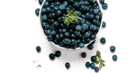 Bowl of blueberries