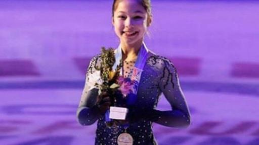 Alysa Liu with trophy and metal
