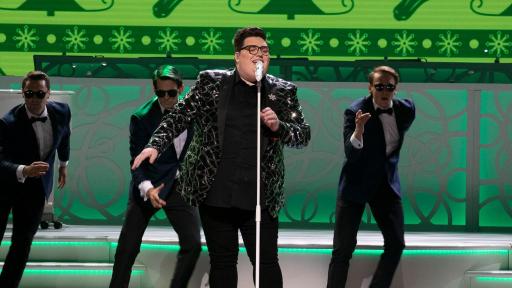 Jordan Smith performs holiday favorite “You’re a Mean One Mr. Grinch.”