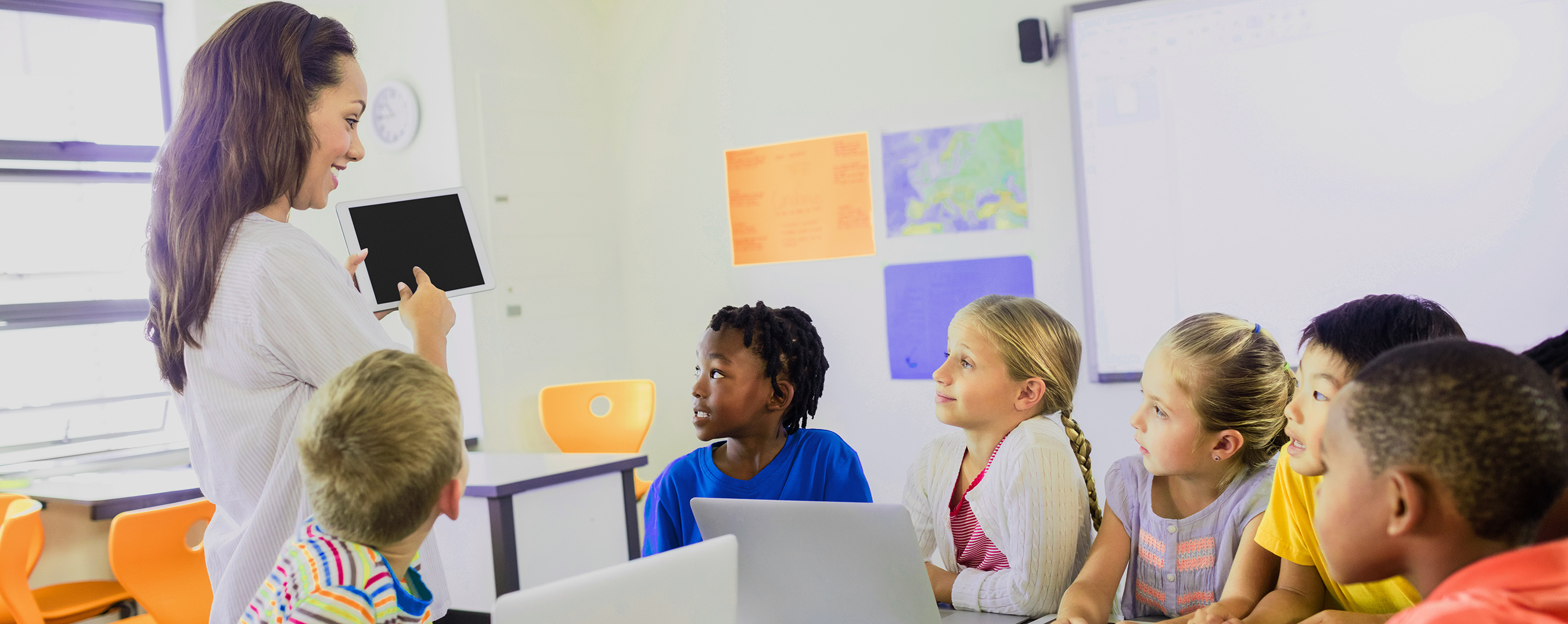 Teacher showing students an electronic tablet
