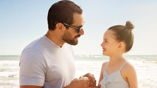 A man using the Wet Ones 20-count travel pack to clean his daughters hands