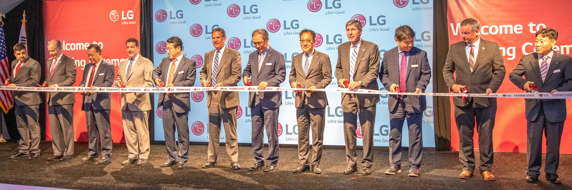LG corporate heads cutting ribbon.