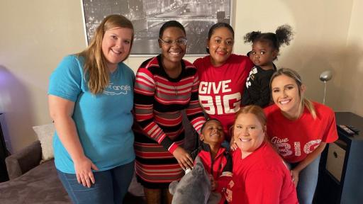 Mattress Firm volunteers with the Pippins family.