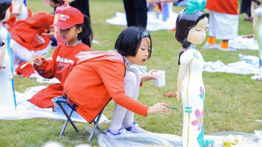 Fifty students are drawing pictures of what they imagine to be Qipao dolls