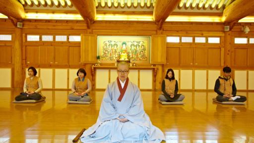 A monk leads Chamseon (Seon meditation)