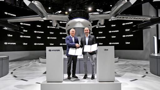 From left to right: Euisun Chung, Executive Vice Chairman of Hyundai Motor Group / Dara Khosrowshahi, CEO of Uber