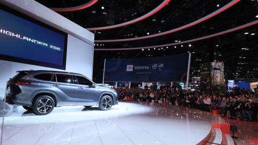 A silver Toyota Highlander XSE