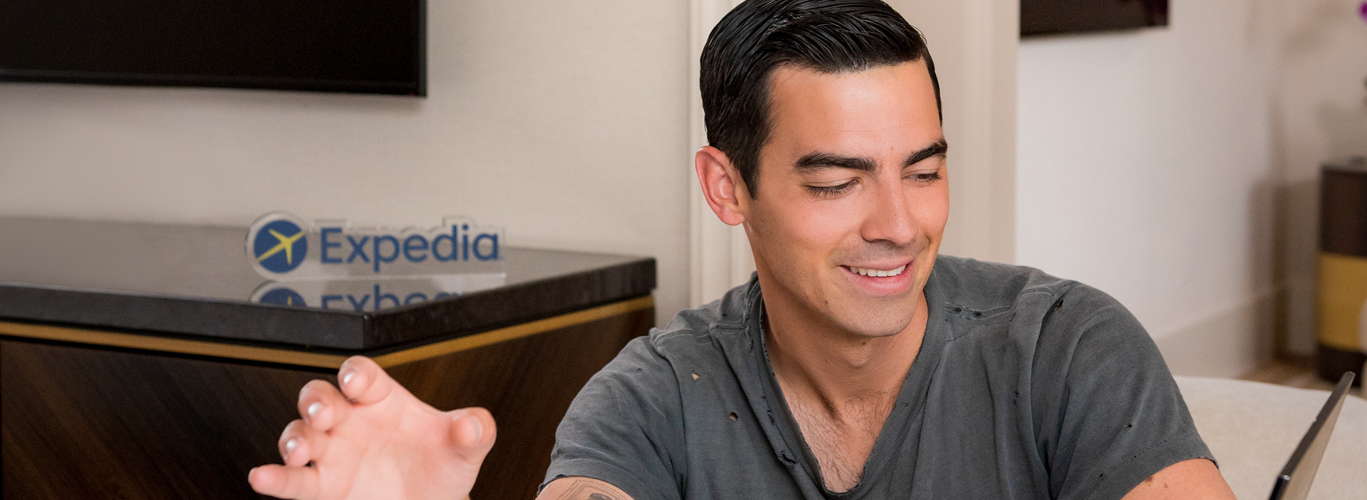 A sneak peek at the making of the Expedia Helping Hand – an exact replica of Joe Jonas’s right hand that will be offered in support to travelers who are eager to travel the world again