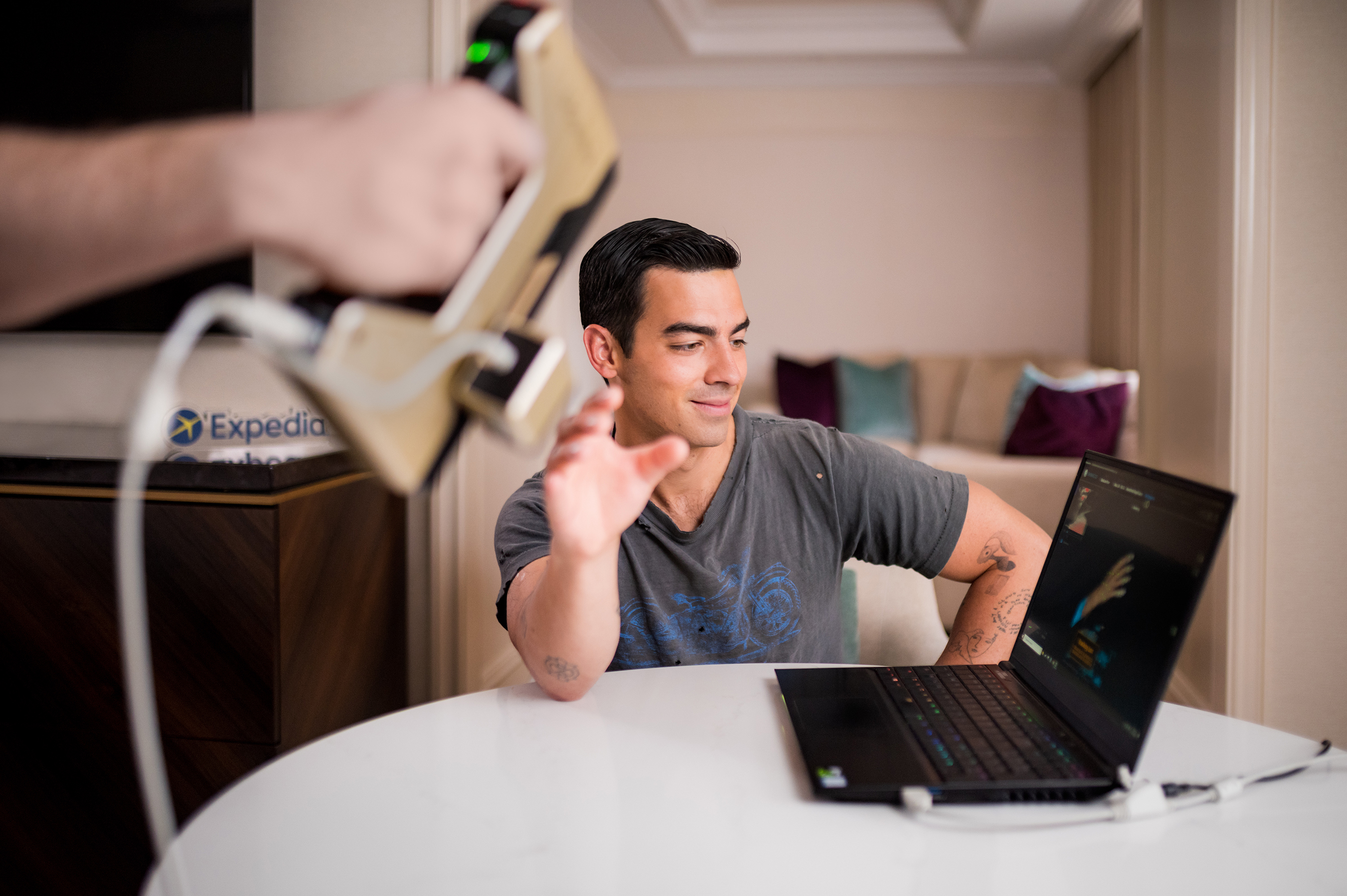 How it’s made - A 3D scan of Joe Jonas’s right hand is captured to ensure an exact replica for the Expedia Helping Hand
