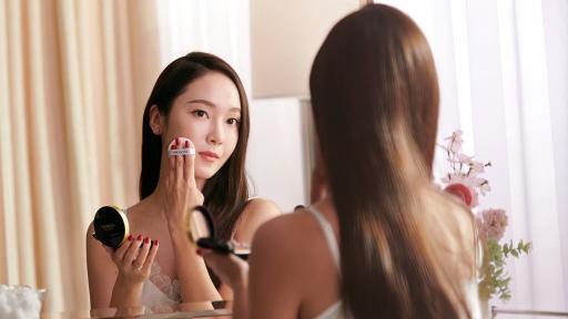 Jessica Jung applying makeup in the mirror