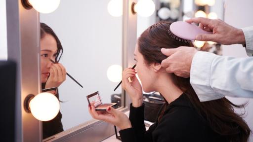 Jessica Jung applying eye makeup in the mirror