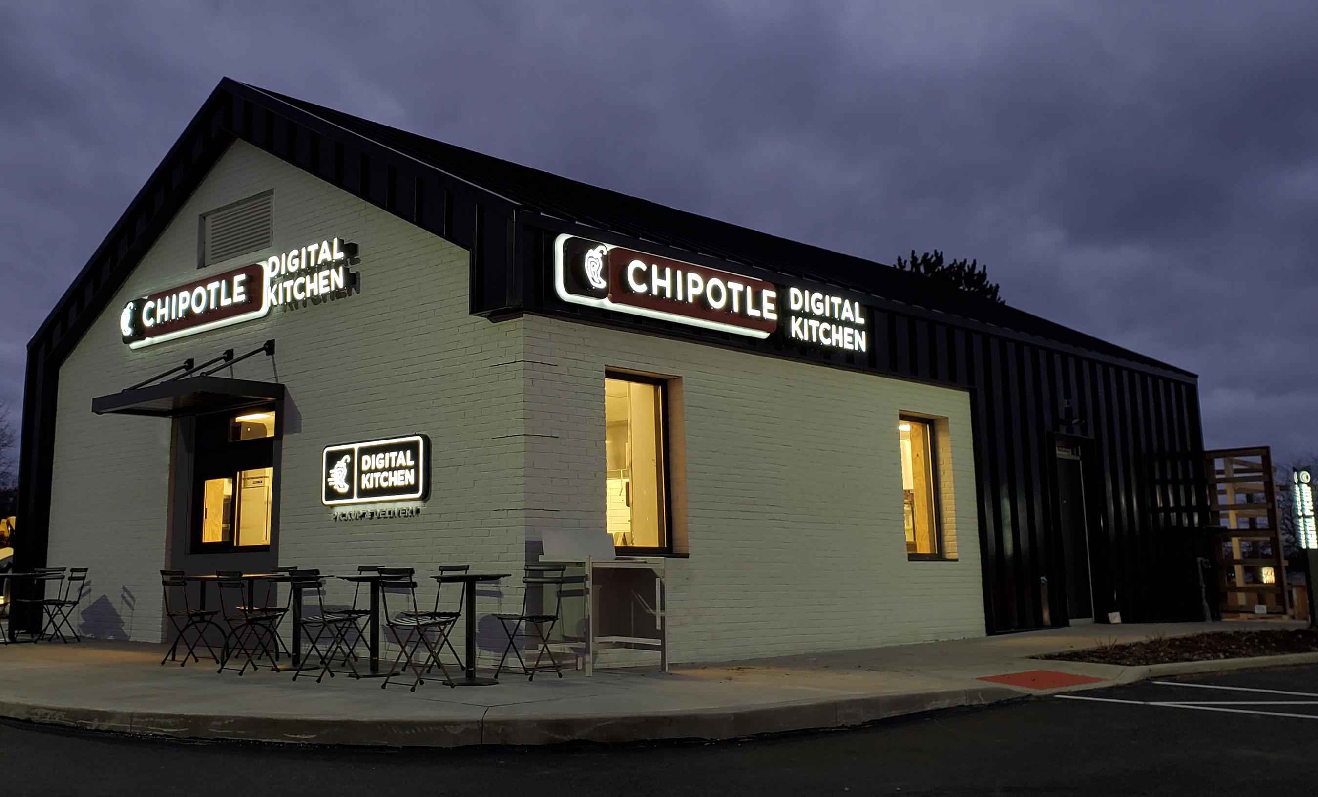 Chipotlane Digital Kitchens offers no inside guest access. The first Chipotlane Digital Kitchen in Cuyahoga Falls, Ohio includes patio seating for guests to enjoy their meals outside.