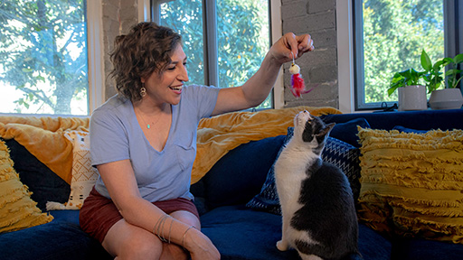 Purina Pro Plan is teaming up with actress and neuroscientist Mayim Bialik to kick-off The LiveClear Challenge, encouraging cat owners with cat allergen sensitivities to discover the life-changing power of Pro Plan LiveClear, the first and only cat food that reduces the major allergen in cat hair and dander.