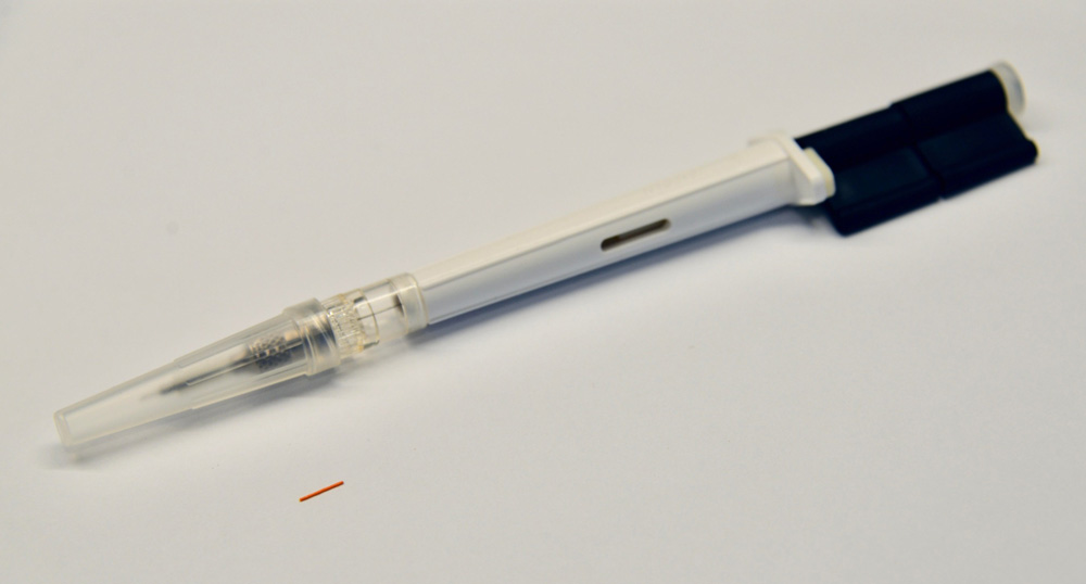 Injector alongside the Durasert® insert with Vorlanib