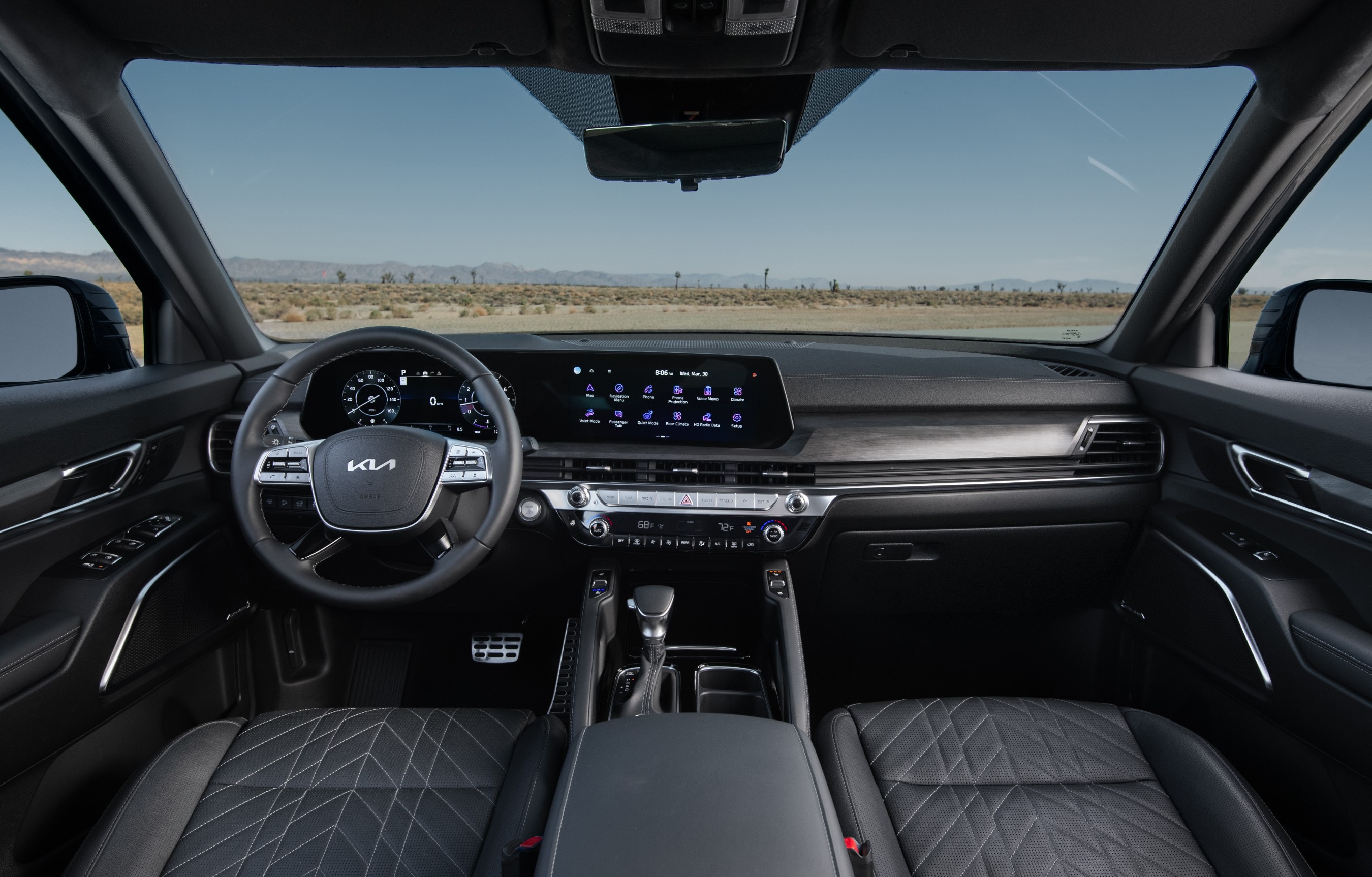 The new 2023 Kia Telluride features a redesigned dash with available dual curved panoramic 12.3-inch display screens.