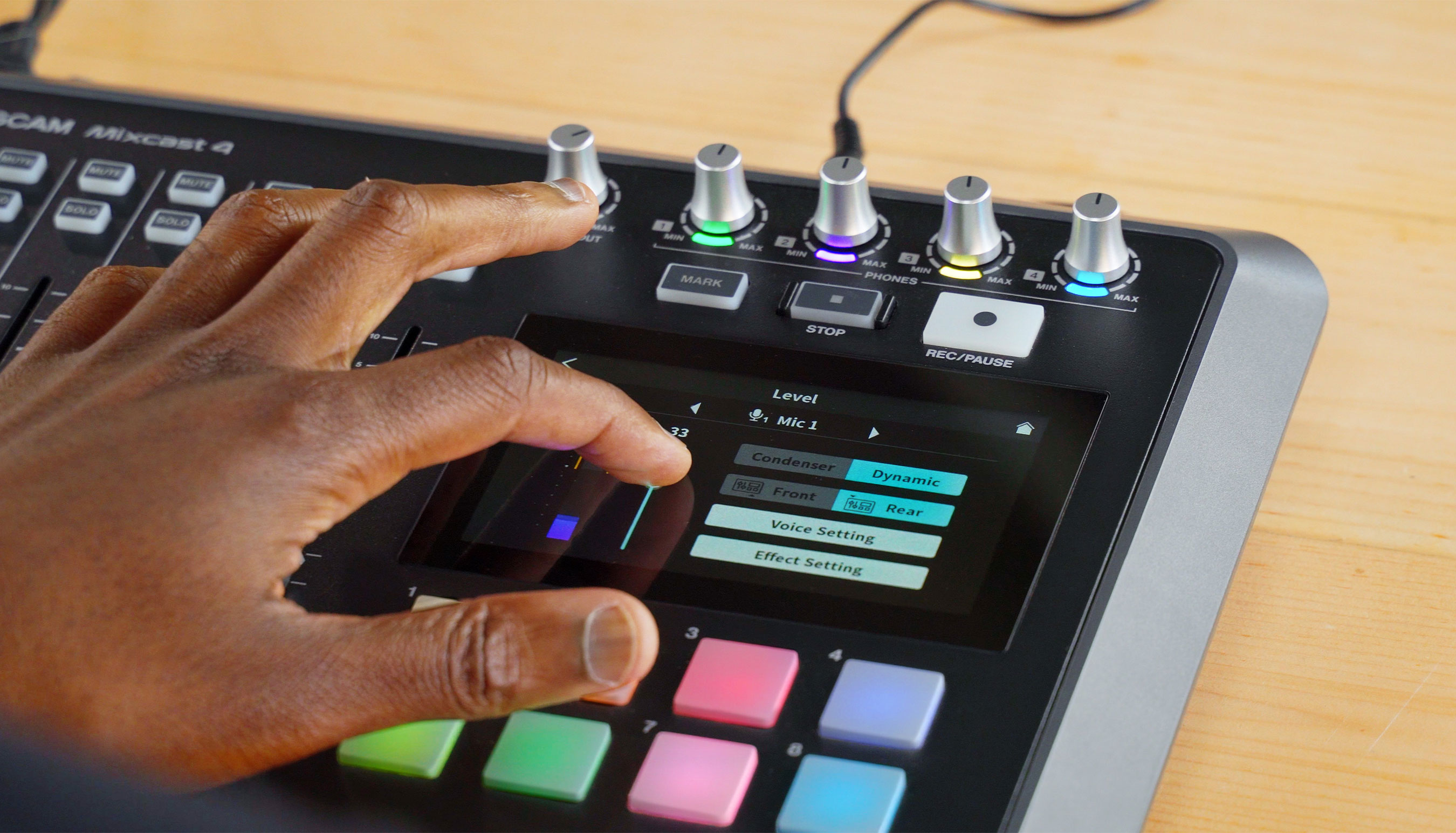 Controlling your production has never been easier! With The Mixcast 4’s large 5-inch full color touch screen, intuitively change any parameter with your fingertips.
