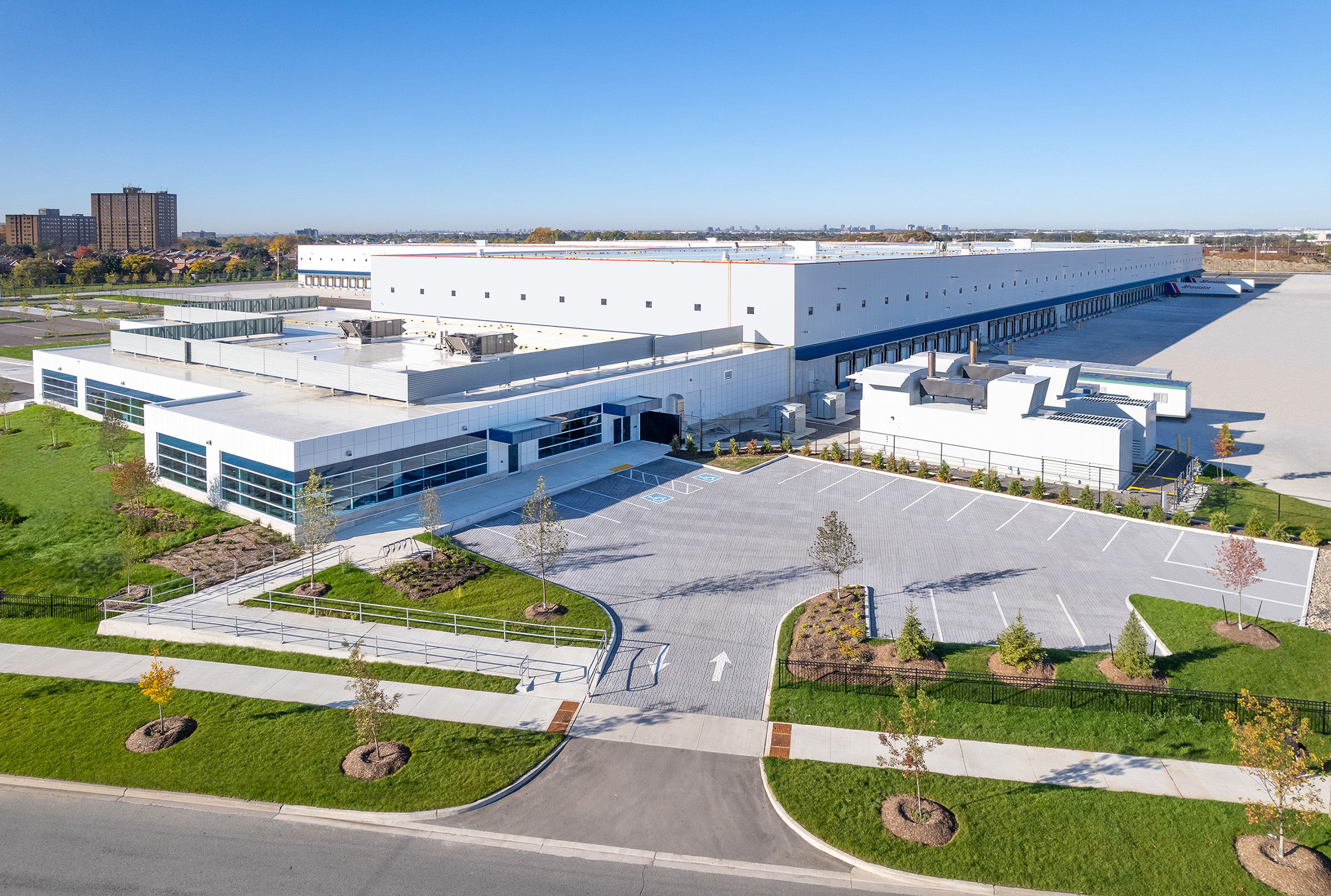 Purolator’s National Hub sortation facility stretches over 62 acres, roughly the size of 31 CFL football fields. The site is strategically located near Highways 401, 407, 427 and 27.