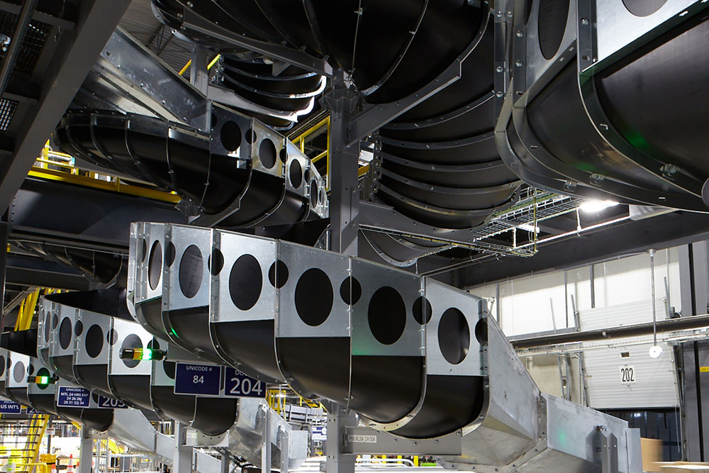 Purolator’s National Hub is fitted with numerous spiral chutes that provide ample head clearance and additional space for teams to move freely in the surrounding areas.