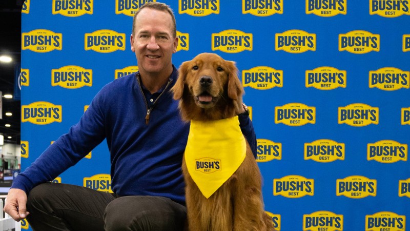 Peyton Manning meets Duke Bush, Bush’s® one and only spokesdog, for the first time ahead of working together on a partnership to elevate the beautiful bean.