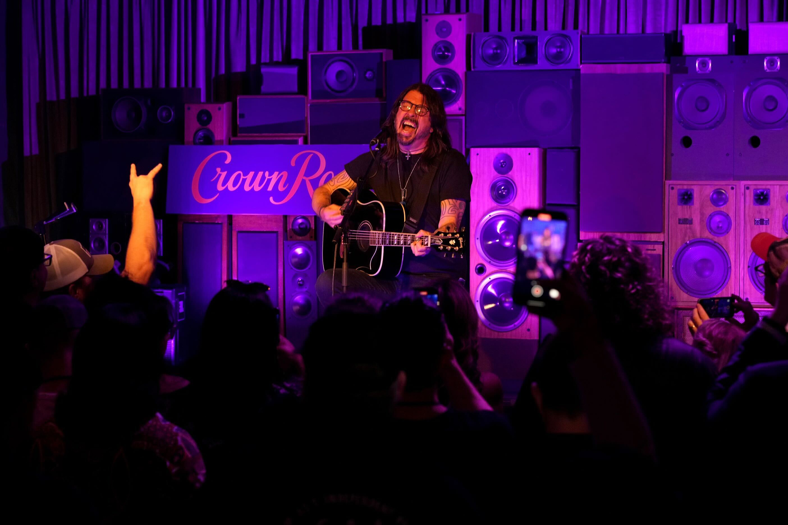Dave Grohl kicked off Super Bowl weekend with an exclusive acoustic performance for veterans at Crown Royal’s pre-game party experience in Phoenix, Arizona.