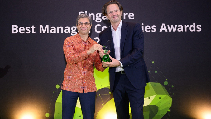 Deloitte BMCSG picture with WB & Deloitte CEO - Dr Wolfgang Baier receiving the Deloitte Best Managed Companies Singapore Award from Shariq Barmaky, CEO, Deloit