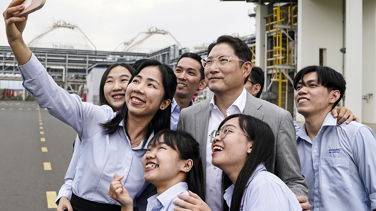 Chairman Cho visits to Vietnam Vina Chemical factory