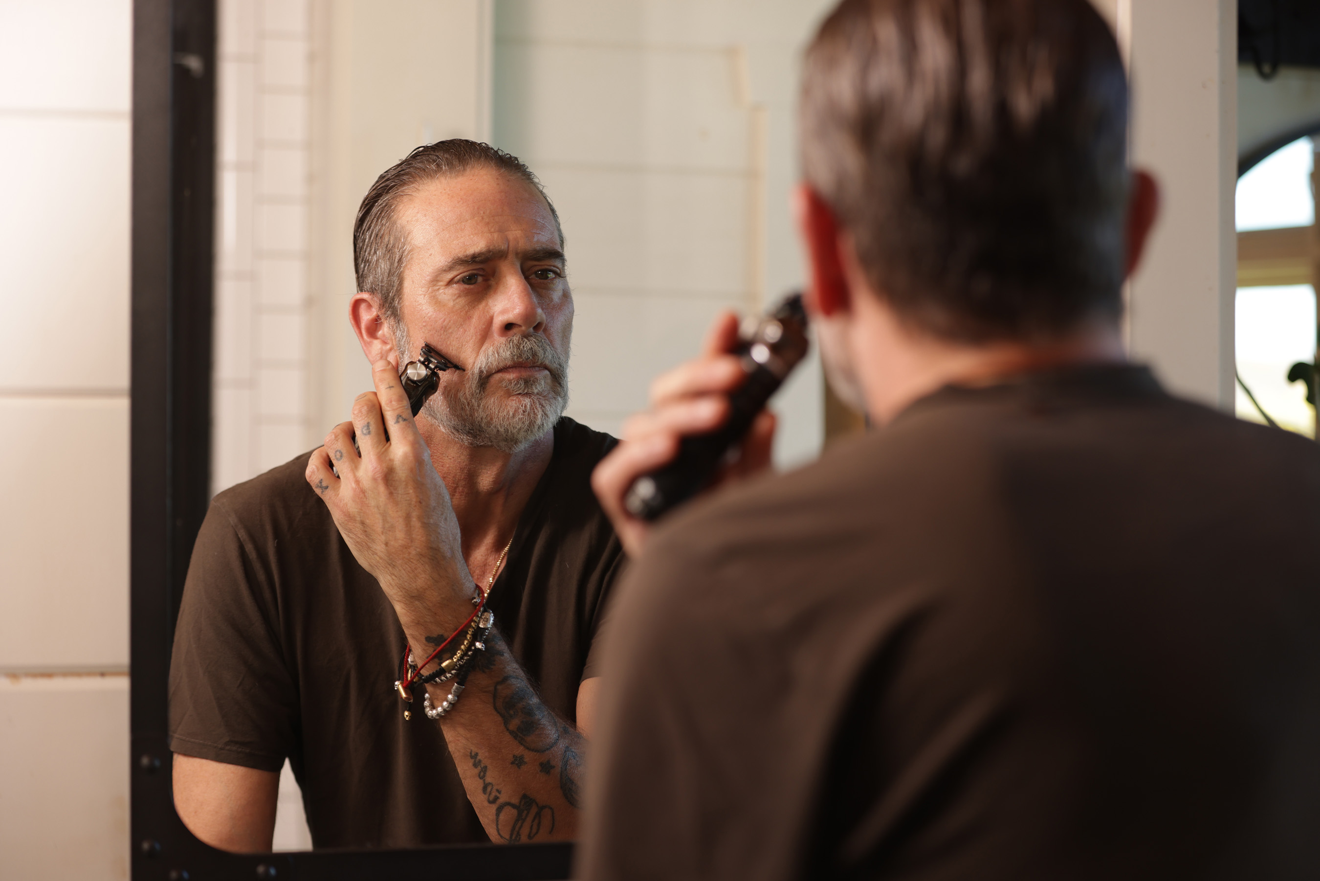 Jeffrey Dean Morgan shaving